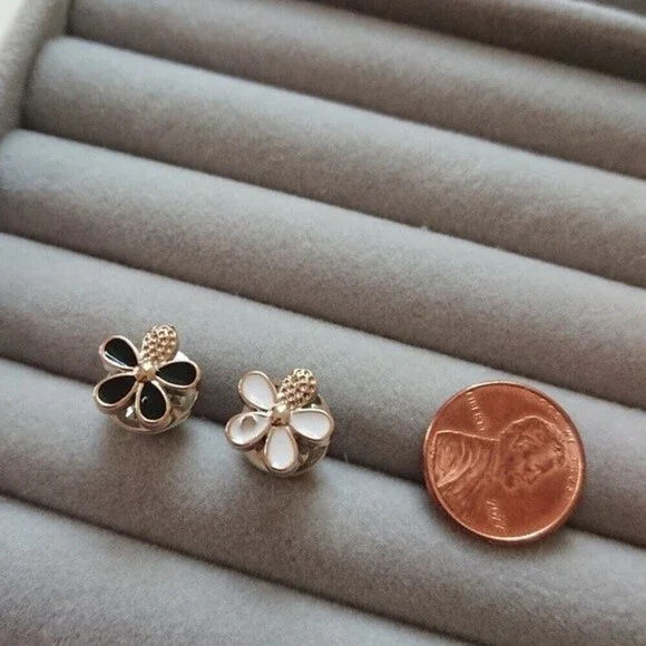 Black and white Five petal flowers brooch/pins - Picture 4 of 4